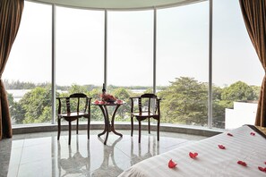 Deluxe Double Room | Minibar, desk, blackout curtains, iron/ironing board - Venus Hotel (Ho Chi Minh City)