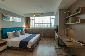 Cortinas blackout, wifi gratis y ropa de cama