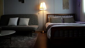 Escritorio, espacio para trabajar con laptop y cortinas blackout 
