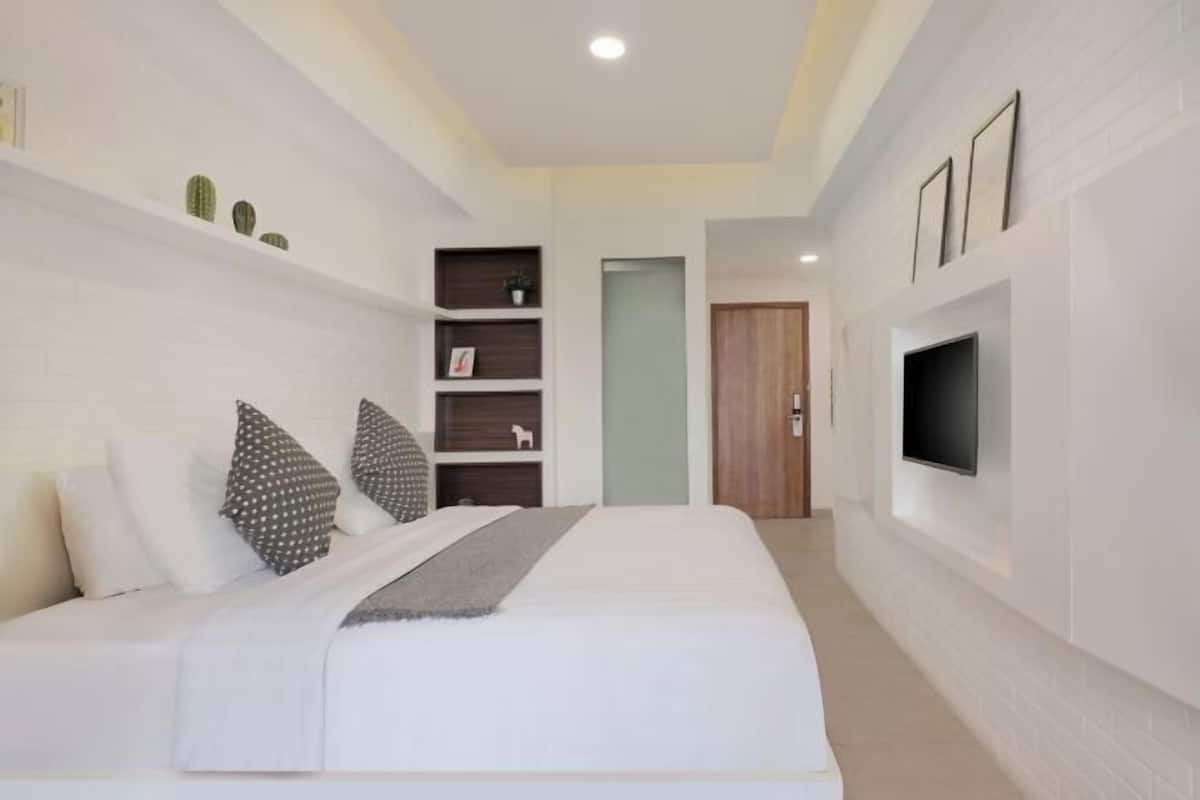 Frigobar, cofres nos quartos, escrivaninha