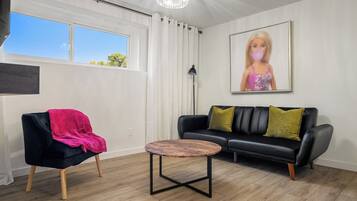 Smart TV, fireplace, Netflix, streaming services