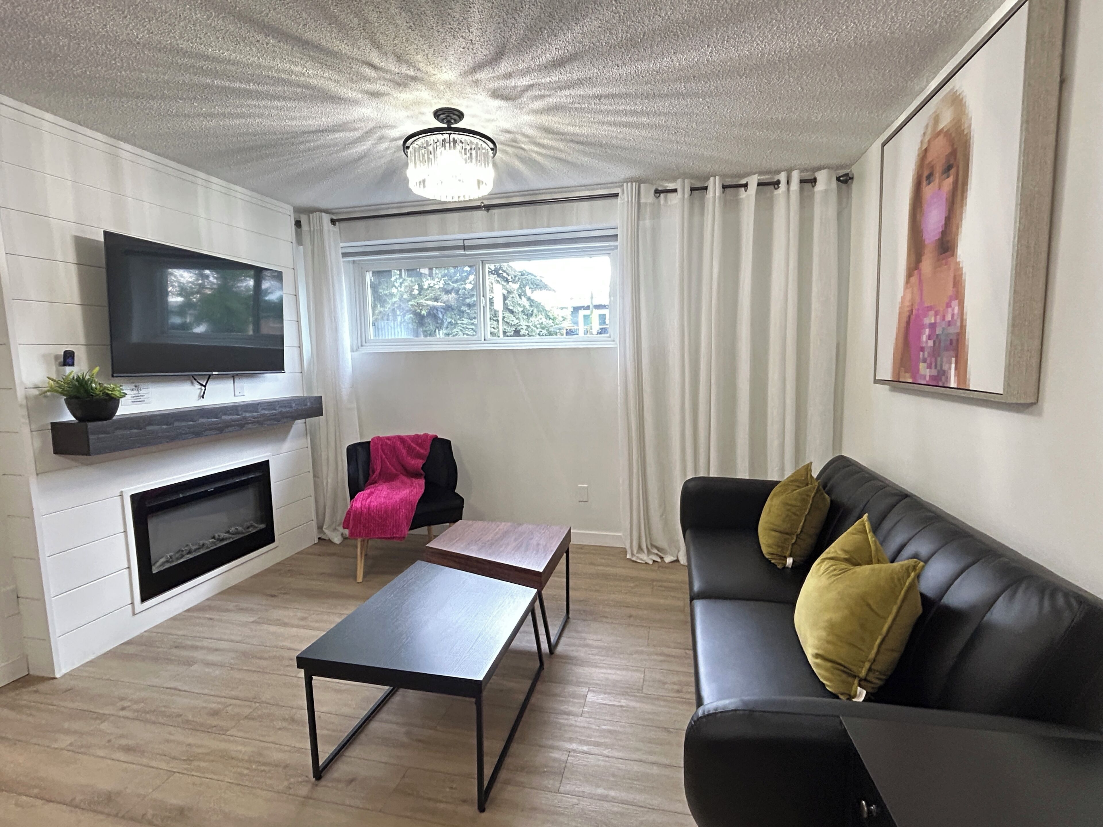 Smart TV, fireplace, Netflix, streaming services