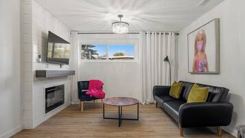 Smart-TV, Kamin, Netflix, Streaming-Dienste