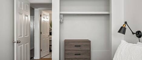 2 habitaciones, escritorio, tabla de planchar con plancha y wifi gratis