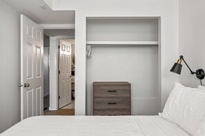 2 habitaciones, escritorio, tabla de planchar con plancha y wifi gratis