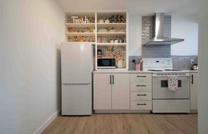 Kühlschrank, Mikrowelle, Ofen, Herdplatte