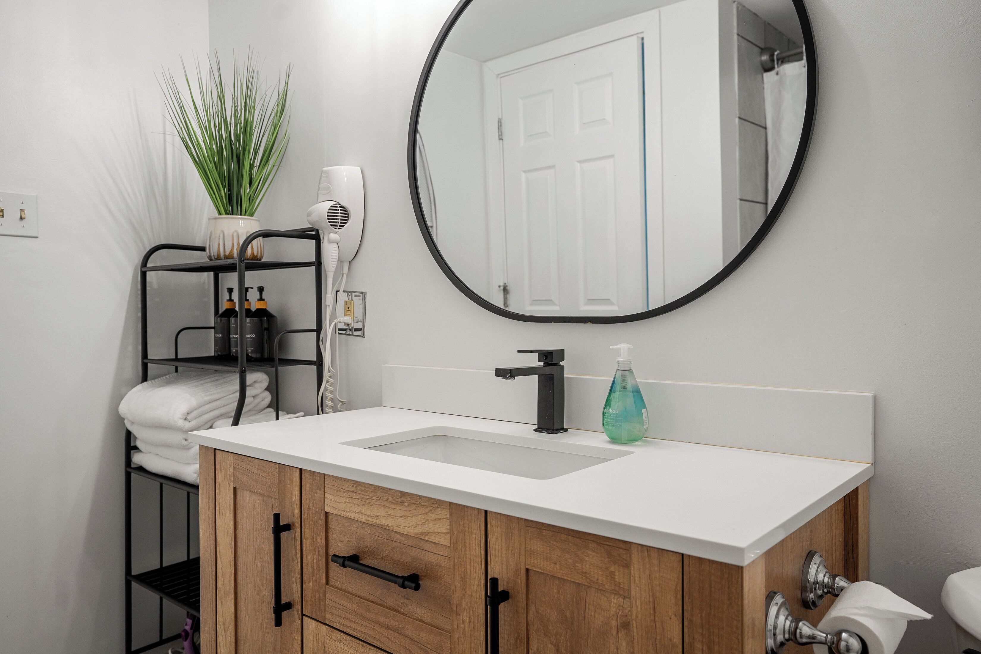 Combined shower/bathtub, hair dryer, towels, soap