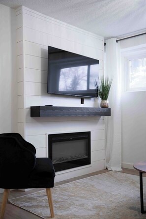 Smart-TV, Kamin, Netflix, Streaming-Dienste