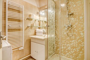 Shower, hair dryer, towels