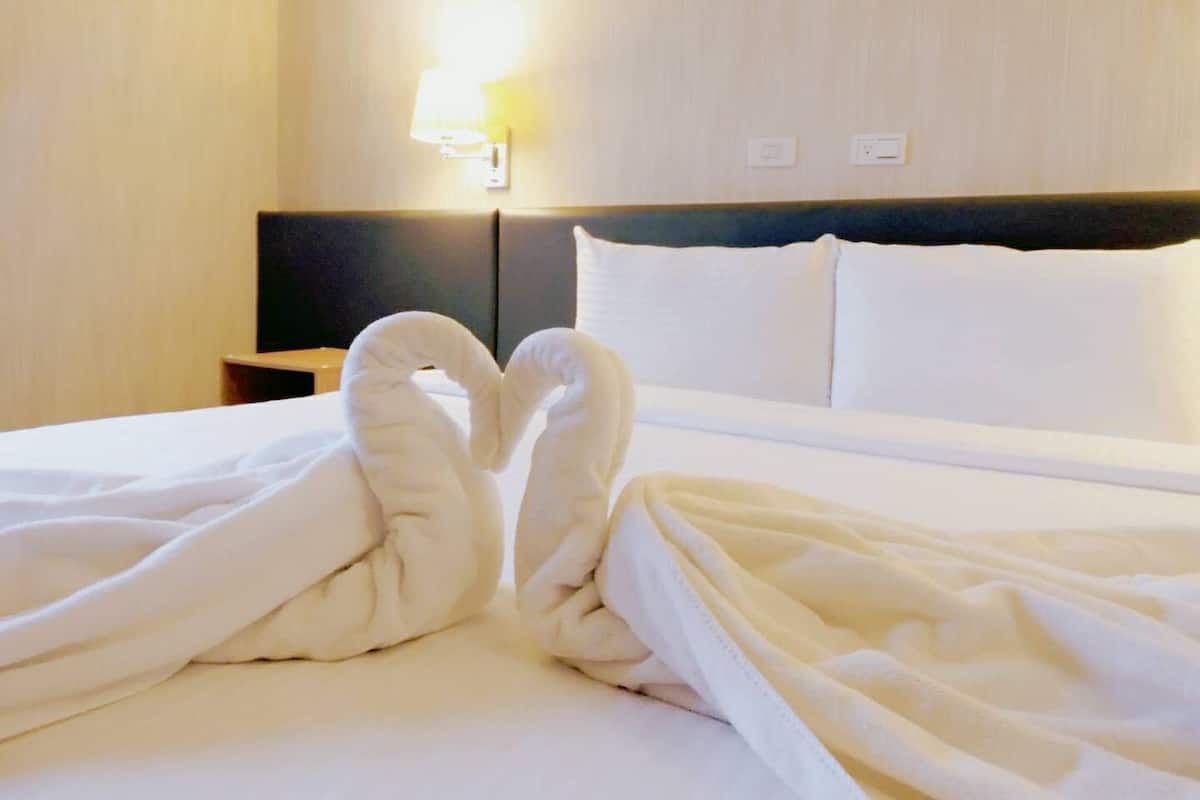 Business Double Room | Langsir/tirai gelap terus, Wi-fi percuma, cadar katil