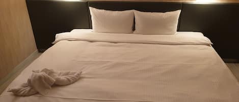 Business Double Room | Blackout drapes, free WiFi, bed sheets