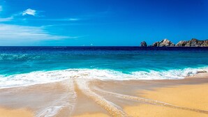 Una spiaggia con acque cristalline e una costa sabbiosa.