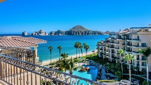 Un resort con piscina, spiaggia e vista sull'oceano.