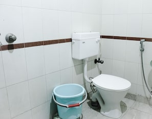 Premier-herbergi með tvíbreiðu rúmi | Baðherbergi | Sturta, sturtuhaus með nuddi, handklæði, sápa