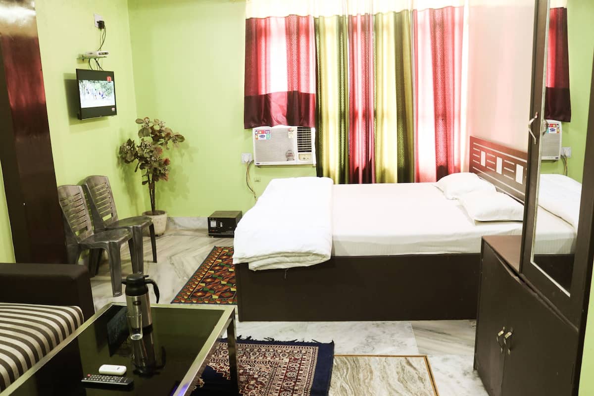 Muebles diferentes y ropa de cama
