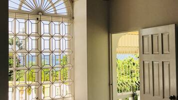 4 habitaciones, caja de seguridad en la habitación y escritorio