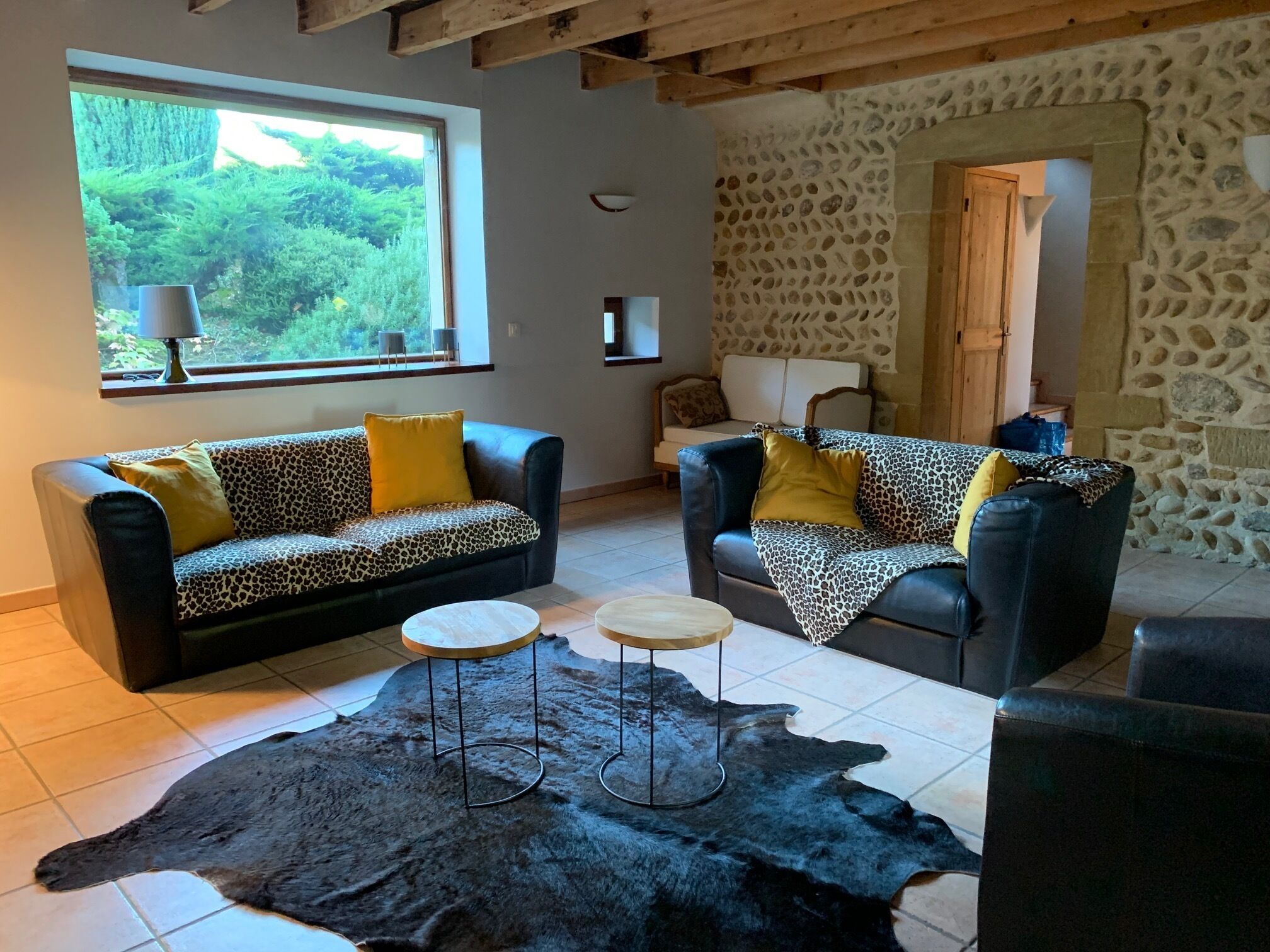 Pebble house typical of the Drôme hills with jacuzzi