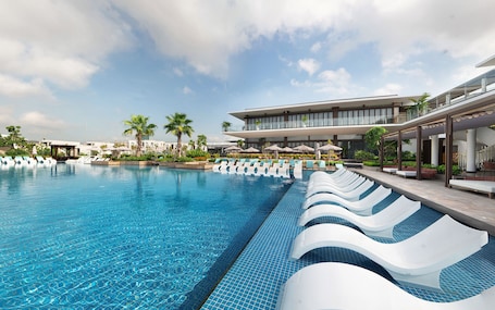 2 piscinas al aire libre. Oakwood Ha Long