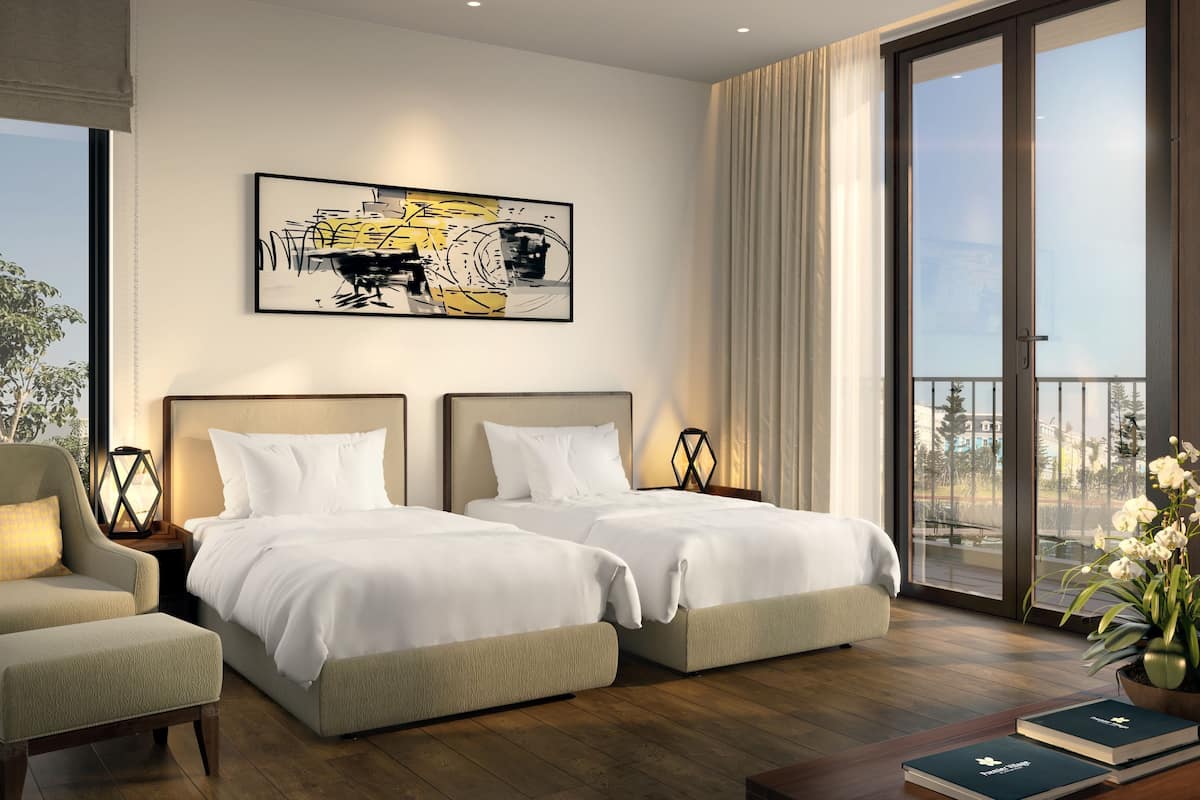 Habitación de hotel con dos camas, un ventanal grande y un cuadro en la pared.