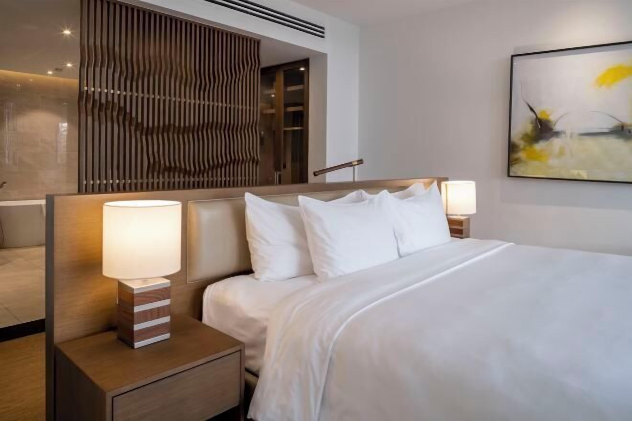 Zimmersafe, Schreibtisch, laptopgeeigneter Arbeitsplatz