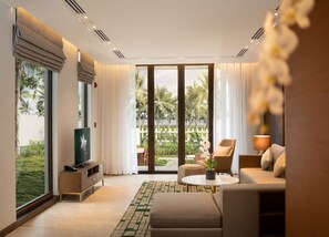 客房内保险箱、办公桌、笔记本电脑工作区、遮光窗帘