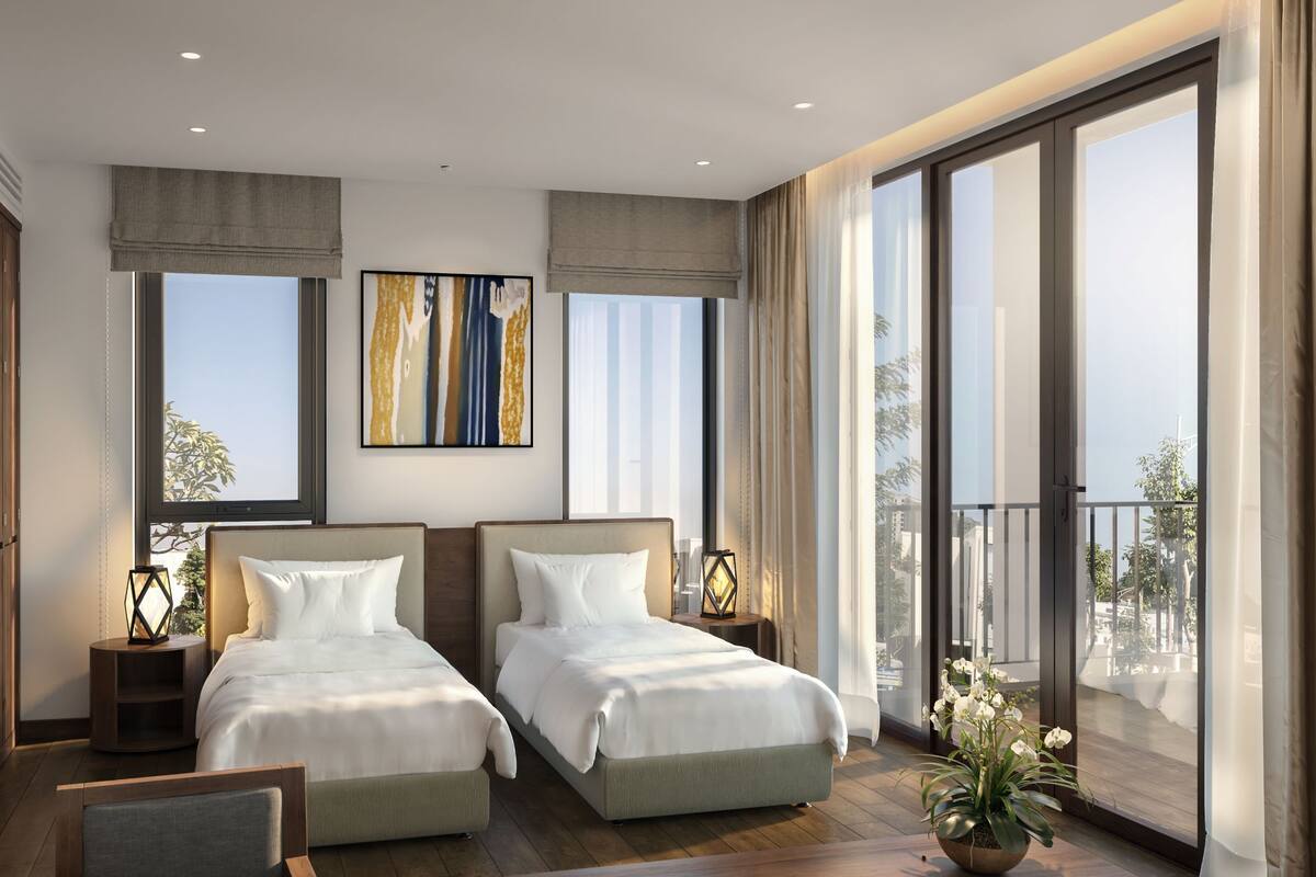 Un dormitorio moderno con dos camas, un ventanal y vistas al exterior.