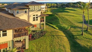 Ein Wohngebiet mit Häusern, einem Golfplatz und Blick auf den Ozean.