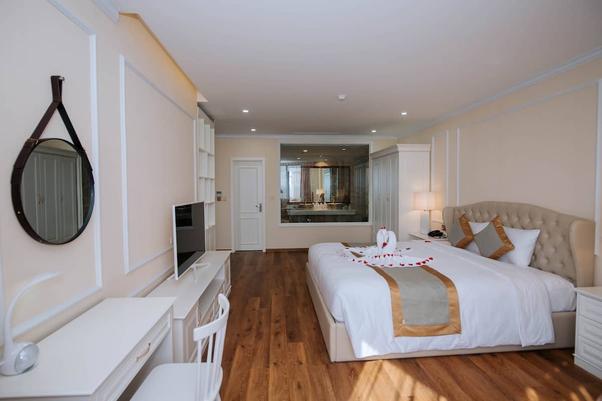 Executive Suite | 1 bedroom, minibar, in-room safe, desk