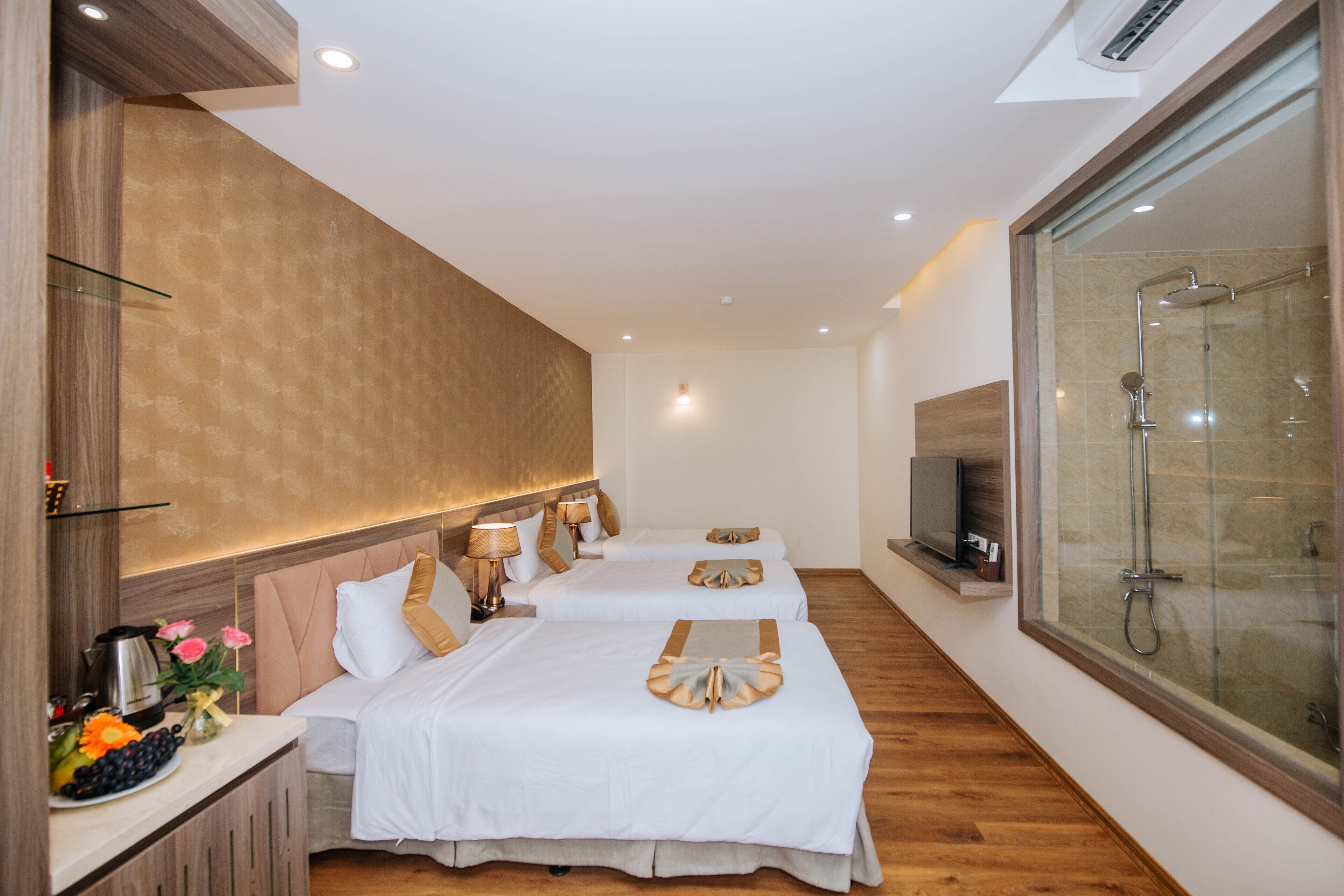 Habitació triple Deluxe | Minibar, caixa forta a l&#x27;habitació, escriptori i cortines opaques 