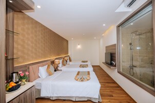 Minibar, caja de seguridad en la habitación y escritorio 