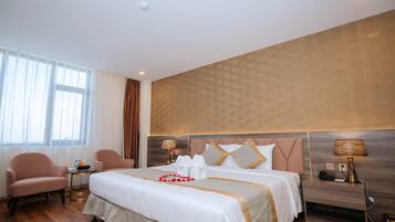 Rom – superior (Superior King) | Minibar, safe på rommet, skrivebord og blendingsgardiner