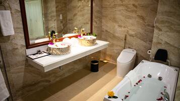 Camera Executive (Executive Suite) | Bagno | Set di cortesia gratuito, asciugacapelli, pantofole, bidet