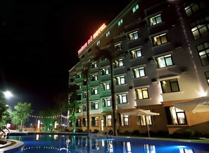 Een buitenzwembad en ligstoelen