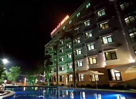 Una piscina al aire libre, sillones reclinables de piscina