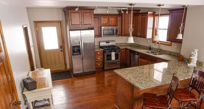 Blocks to Downtown. Charming 3 Bed, Entire House