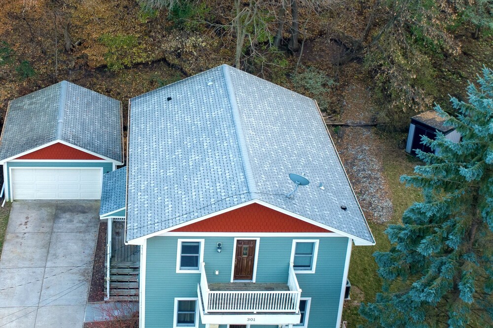 Blocks to Downtown. Charming 3 Bed, Entire House