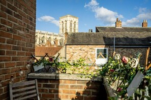 Property grounds - 12 Stonegate Court - sleeps 4 guests in 2 bedrooms (York)