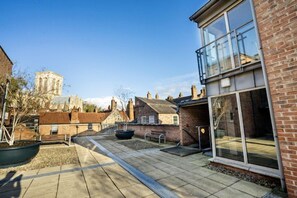 Property grounds - 12 Stonegate Court - sleeps 4 guests in 2 bedrooms (York)