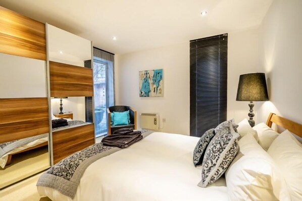 2 bedrooms, iron/ironing board, Internet - 12 Stonegate Court - sleeps 4 guests in 2 bedrooms (York)