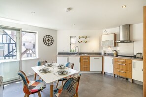 Geladeira, micro-ondas, cooktop, lava-louças