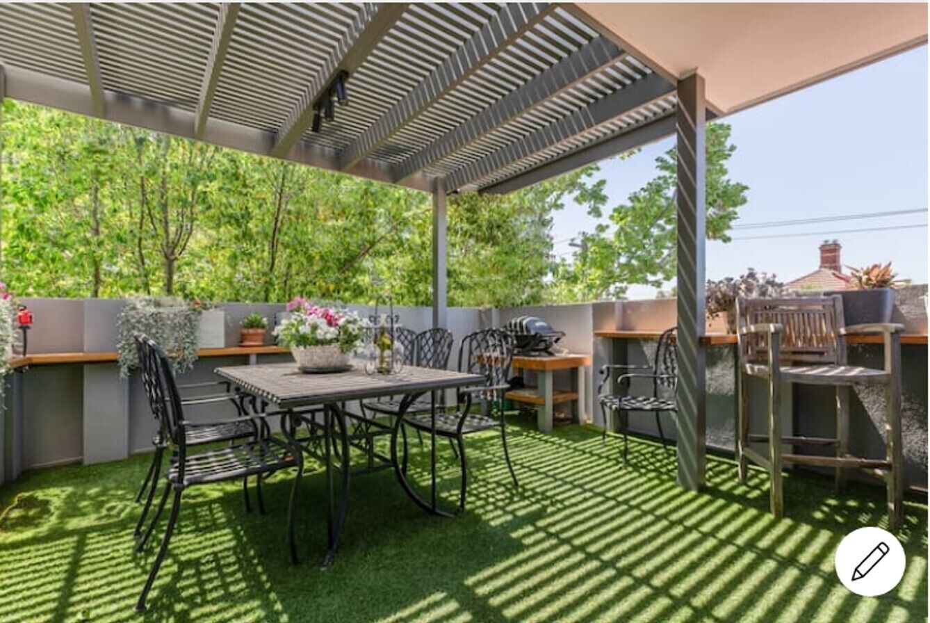 Sophisicated Family Oasis in Richmond — image 3