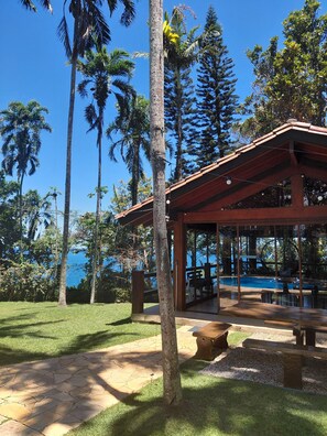 Outdoor pool, a heated pool - A House in the Lighthouse (Ubatuba)