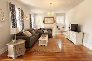 Smart TV, chimenea, libros