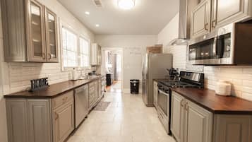 Frigorífic, microones, forn i placa de cuina