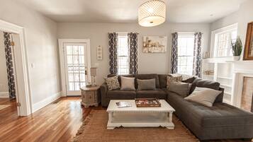 TV connectée, cheminée, livres