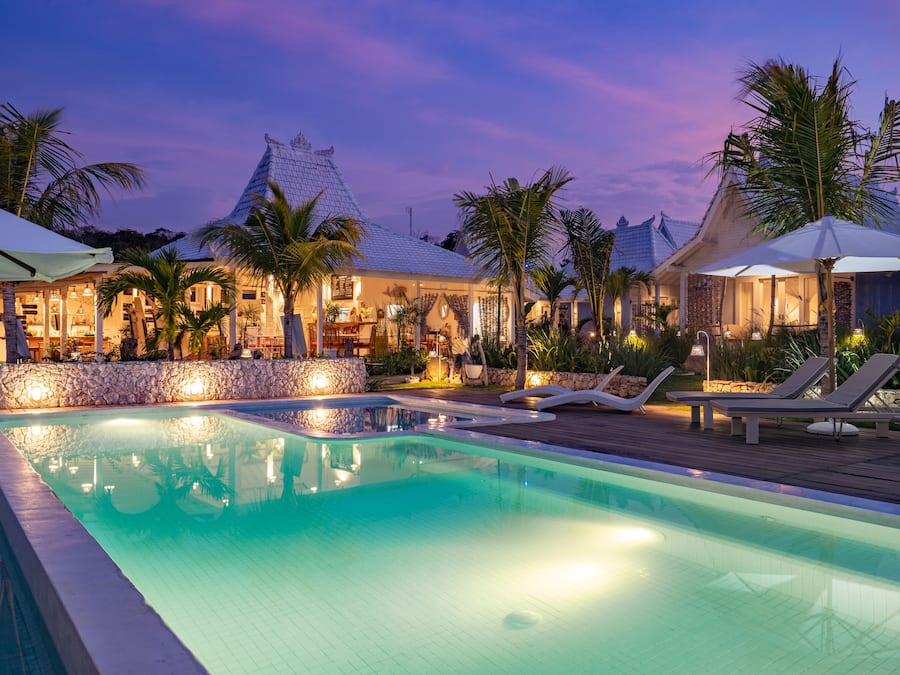 Piscina externa, funciona das 7h às 20h, guarda-sóis, espreguiçadeiras