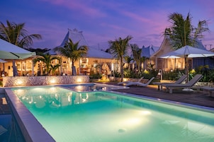 Açık yüzme havuzu, 7 ve 20 saatleri arasında açık, havuz şemsiyeleri