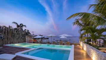 Außenpool, geöffnet von 07:00 Uhr bis 20:00 Uhr, Sonnenschirme