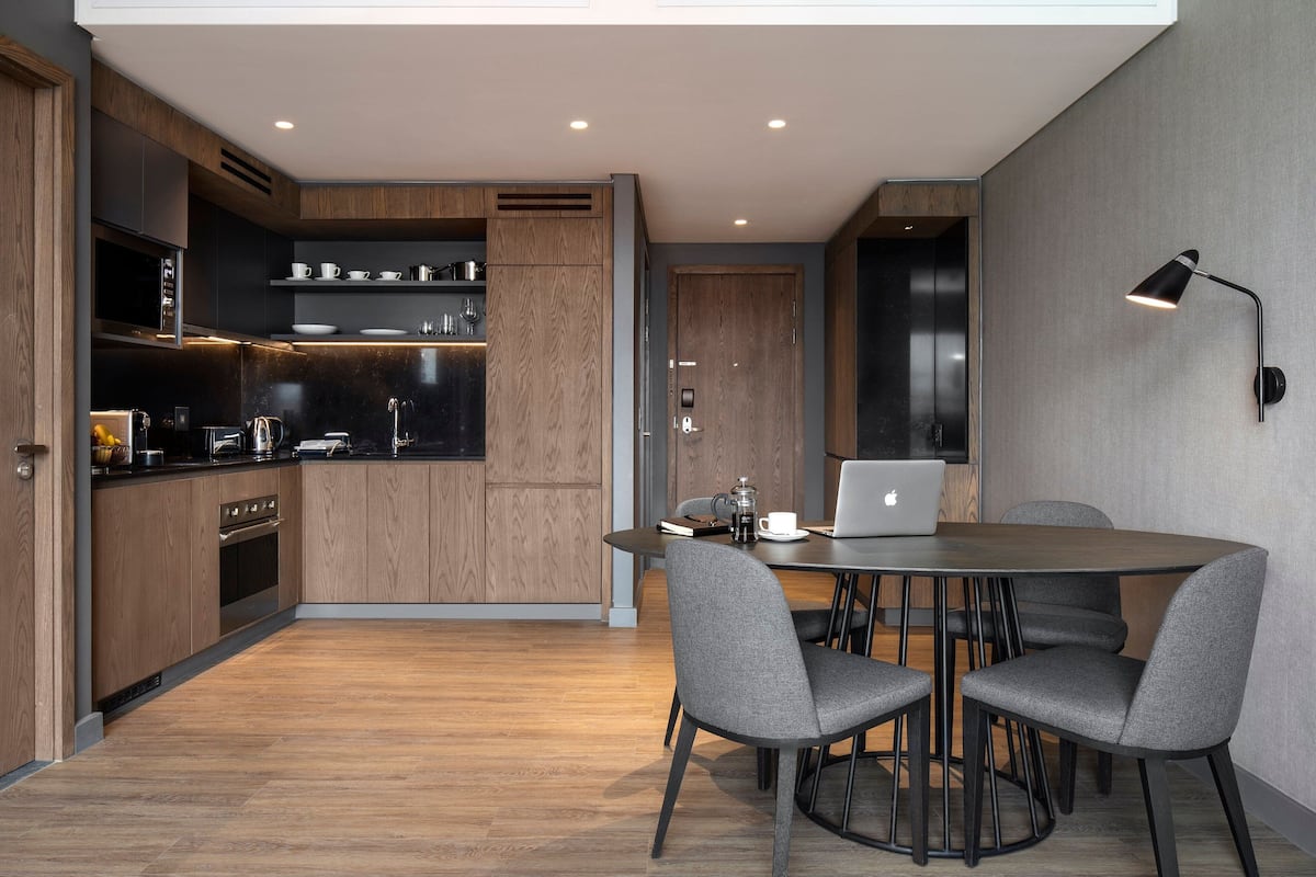Fridge, coffee/tea maker
