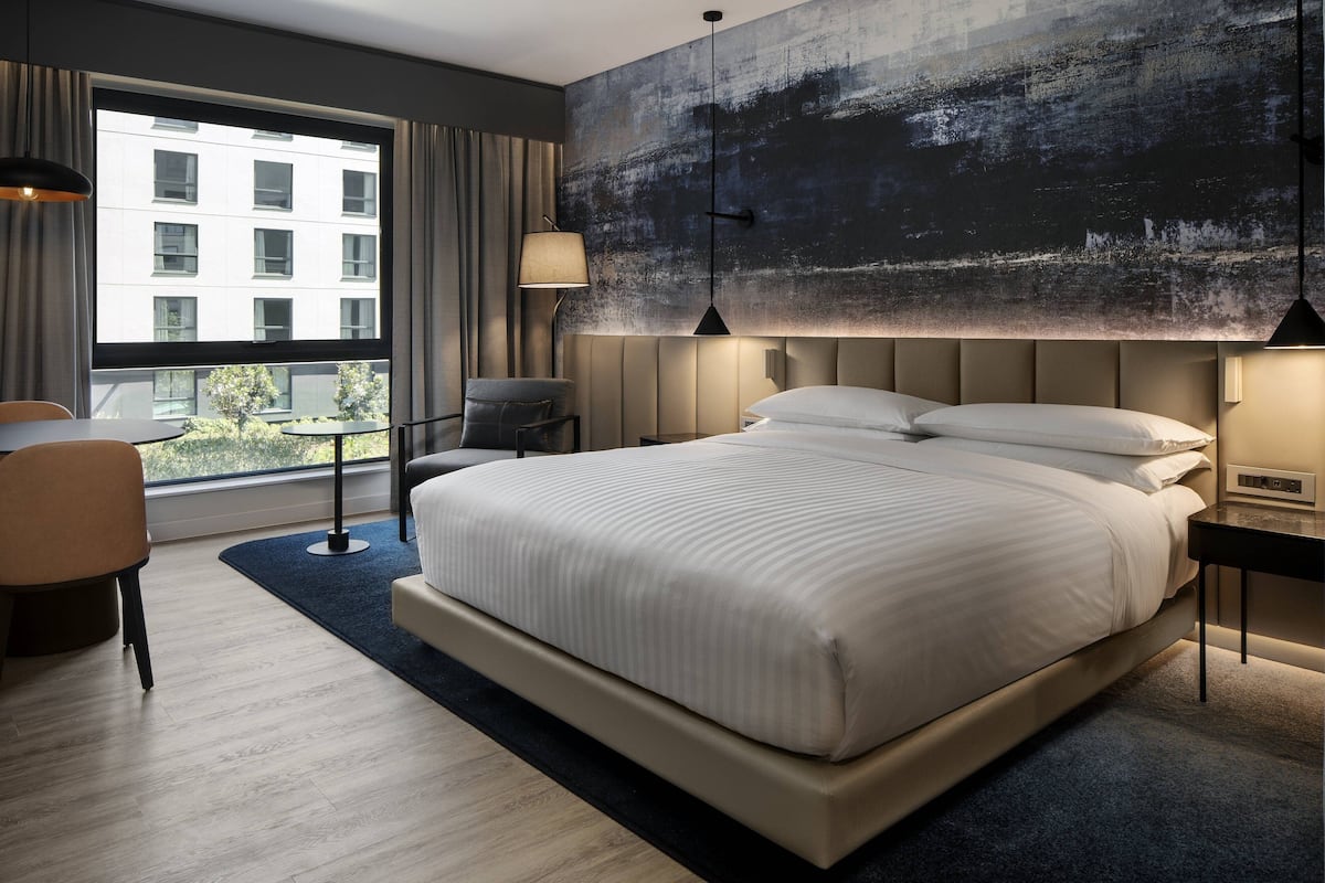 1 bedroom, premium bedding, minibar, in-room safe